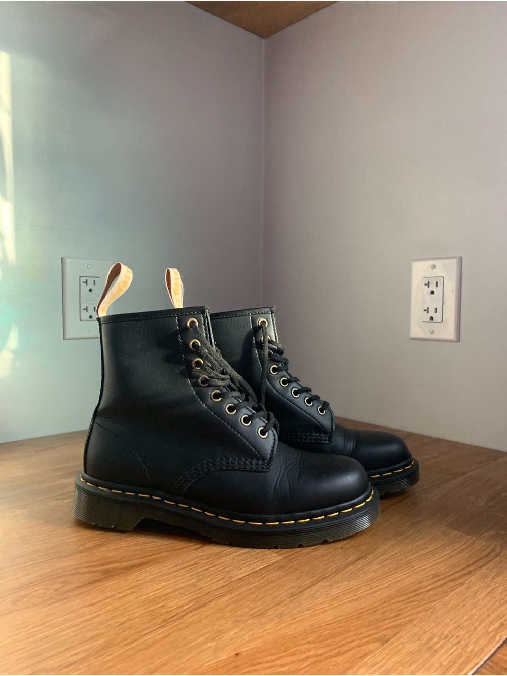 🍂 Classic Dr. Martens Vegan Lace Up Boots - Worn twice - Size 39/US 8